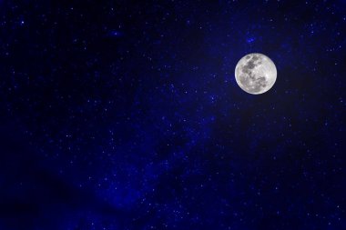 Güzel mavi gökyüzünün ve arkaplandaki yıldızların uzun pozlama görüntüsü.