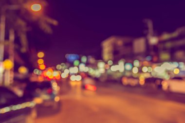 Arka plan kullanımı için gece vakti renkli ışıkları olan bulanık sokak Bokeh 'inin klasik ton görüntüsü .