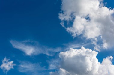 Arka plan kullanımı için mavi gökyüzü ve beyaz bulutun gündüz görüntüsü. (yatay)).