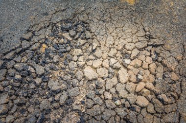 Hasarlı sokak gününün görüntüsü.