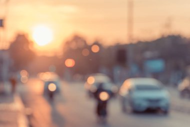 Arkaplan kullanımı için sabah vakti caddedeki arabanın klasik ton soyut bulanık görüntüsü.