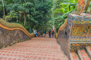 CHIANG MAI, THAILAND - 27 Ekim 2017: Wat Phra That Doi Suthep tapınağında tanınmayan insanlar. Tapınak Kuzey Tayland 'ın en kutsal tapınaklarından biridir..
