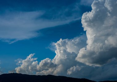 Mavi gökyüzü ve beyaz bulutların gündüz ve dağ arkaplan kullanımının görüntüsü. (yatay))