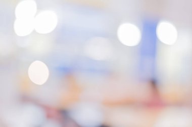 Oturma odasında oturan insanların bulanık görüntüsü .