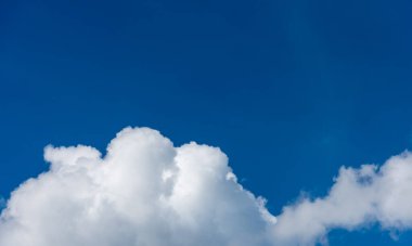 Arka plan kullanımı için mavi gökyüzü ve beyaz bulutun gündüz görüntüsü. (yatay)).