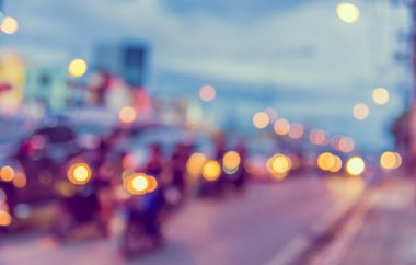 Arka plan kullanımı için akşam vakti yolda bulanık arabanın klasik ton görüntüsü. (yatay))