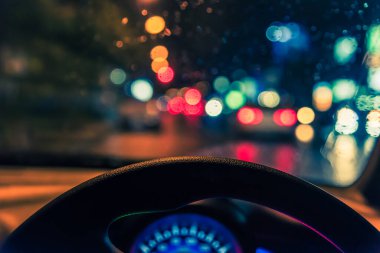 Arka plan kullanımı için gece vakti araba kullanan insanların klasik ton görüntüsü. (içeriden fotoğraf çek)