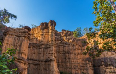 Chiang Mai, Tayland 'daki Mae Wang Ulusal Parkı' ndaki Pha Chor 'daki yüksek toprak kanyon kayalıkları..