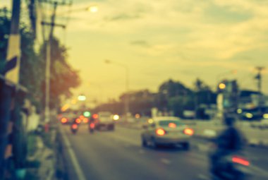 Arka plan kullanımı için akşam yolda bulanık arabanın klasik ton görüntüsü.