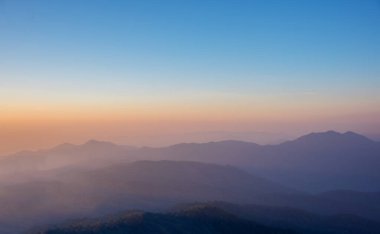 Sabah sisi görmek için sıra sıra dağların görüntüsü en yüksek çizgide..