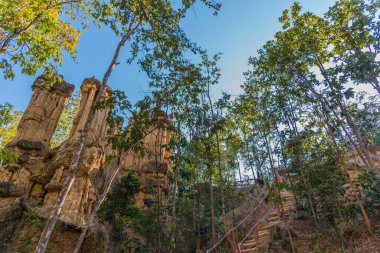 Chiang Mai, Tayland 'daki Mae Wang Ulusal Parkı' ndaki Pha Chor 'daki yüksek toprak kanyon kayalıkları..