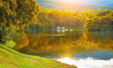 Sonbahar zamanı arka plan için dağlı göl kenarındaki beyaz evin görüntüsü.
