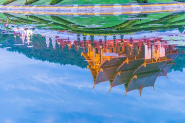 Tayland 'ın Chiang Mai kentindeki Kraliyet Flora Tapınağı' ndaki (ratchaphreuk) Ho kham luang kuzey Tayland tarzı bina suya yansıdı.