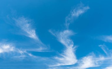 arkaplan kullanımı için mavi gökyüzü ve beyaz bulutların gündüz görüntüsü.