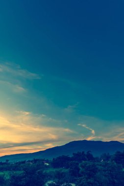 Doi Suthep Chiang Mai, Tayland 'da arka planda güzelliğin dikey görüntüsü güneşli bir gün ve dağın..