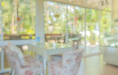 Arka plan kullanımı için masa ve kanepesi olan oturma odasının bulanık görüntüsü