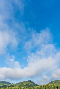 Mavi gökyüzü ve arka planda dağ görüntüsü. (dikey)