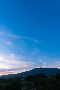 Güneşli güzel bir gün ve arka plandaki dağ Doi Suthep Chiang Mai, Tayland 'da. (dikey)