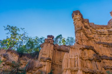 Chiang Mai, Tayland 'daki Mae Wang Ulusal Parkı' ndaki Pha Chor 'daki yüksek toprak kanyon kayalıkları..