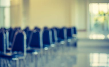 Arka plan kullanımı için boş oditoryumun bulanık görüntüsü. (Klasik ton))