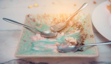 Tabakta kaşıkla bırakılmış küçük bir pastanın klasik ton görüntüsü.