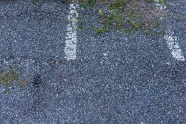 Badminton kortundaki asfalt dokunun gündüz görüntüsü.