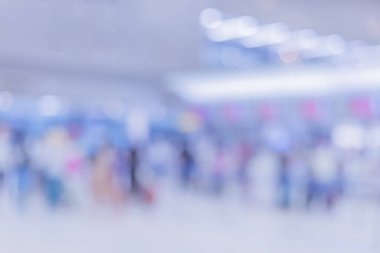 Arka plan kullanımı için havaalanındaki insanların bulanık görüntüsü.