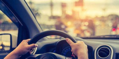 Arka plan kullanımı için gündüz vakti araba kullanan insanların klasik ton görüntüsü. (içeriden fotoğraf çek sürücü eline odaklan)