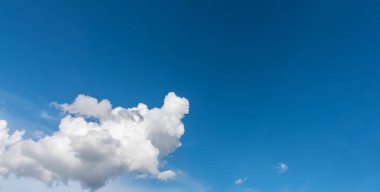 Arka plan kullanımı için mavi gökyüzü ve beyaz bulutun gündüz görüntüsü. (yatay)).