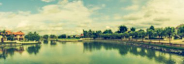 Göl kenarındaki mülkün klasik ton bulanık görüntüsü ve arkaplanda mavi gökyüzü .