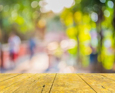 Arka plan kullanımı için Bokeh ile parkta yürüyen insanların bulanık görüntüsü .