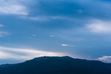 Mavi gökyüzünün ve arkadaki dağın görüntüsü Doi Suthep Chiang Mai, Tayland.