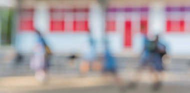 Arka plan kullanımı için kapalı geçitte yürüyen bulanık insanların görüntüsü .