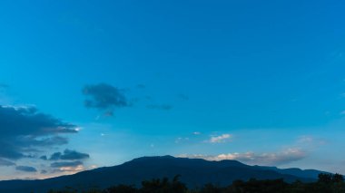 Doi Suthep Chiang Mai, Tayland 'da güzel bulutlu bir gün ve arka planda bir dağ..