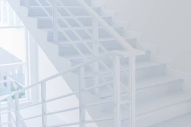 Arka plan için temiz ofisteki beyaz merdiven görüntüsü .