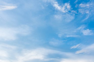 Arka plan kullanımı için mavi gökyüzü ve beyaz bulutun gündüz görüntüsü. (yatay)).