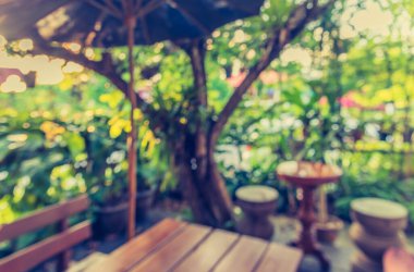 Arka plan kullanımı için Bokeh ile gündüz vakti kahve dükkanının bulanık görüntüsü .