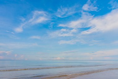 Arkaplan kullanımı için gündüz vakti üzerinde deniz ve bulutlu gökyüzü görüntüsü