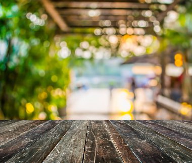 Arka planda insanlar olan bulanık görüntü ürkütücü koridor.