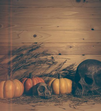 Cadılar Bayramı balkabağı ve ahşap zeminli ahşap masa üzerindeki çeşitli süslemelerin klasik ton görüntüsü.