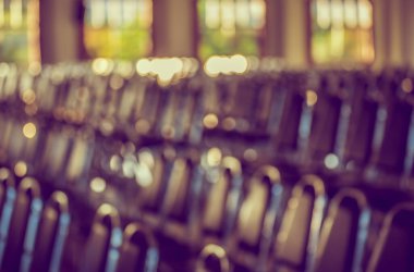 Arka plan kullanımı için boş oditoryumun bulanık görüntüsü. (Klasik ton))