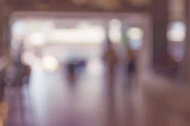 Koridorun bulanık görüntüsü ve arka plan kullanımı için modern ofis girişindeki insanlar .