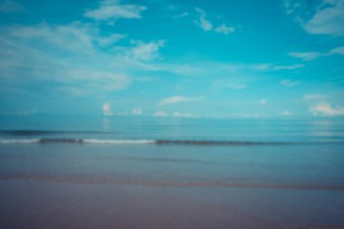 Arka plan kullanımı için deniz kıyısı ve mavi gökyüzünün soyut bulanık görüntüsü. (Klasik ton))