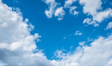 Arka plan kullanımı için mavi gökyüzü ve beyaz bulutun gündüz görüntüsü. (yatay)).