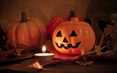 Cadılar Bayramı balkabağının klasik ton görüntüsü ahşap zeminli ahşap masa üzerindeki her türlü süs.