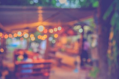 Arka plan kullanımı için akşam vakti bahçedeki restoranın klasik ton bulanık görüntüsü.