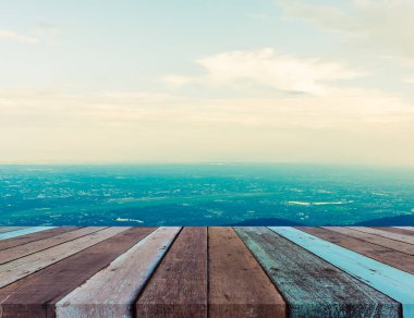 Chiang Mai vilayetinin klasik ton görüntüsü. Tayland 'ın eski şehri. Sis kaplı bina manzarası yüksek açılı ahşap masa.