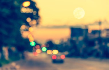 Arka plan kullanımı için akşam vakti yolda bulanık bir araba görüntüsü. (Klasik ton))