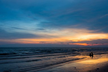 Silüet, arka plan kullanımı için gün batımında insanların görüntülerini çekti.