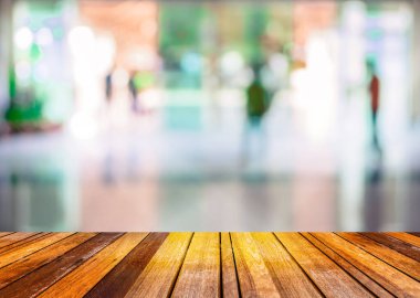 Modern bir iş merkezinin lobisindeki bulanık arkaplanı olan insanların klasik ton görüntüsü..